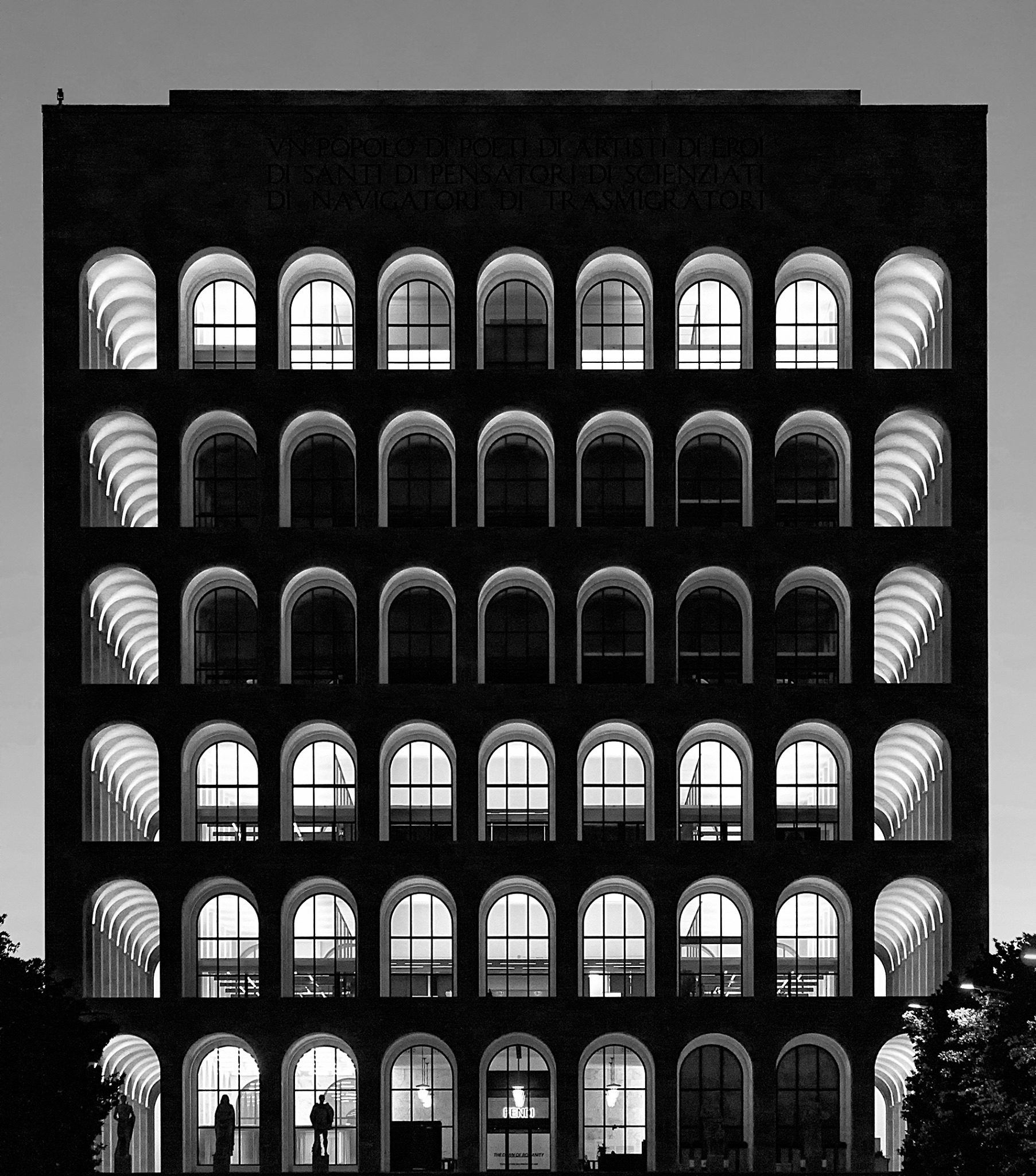 Ordine delle arcate: ritmo verticale e luci interne come respiro della facciata