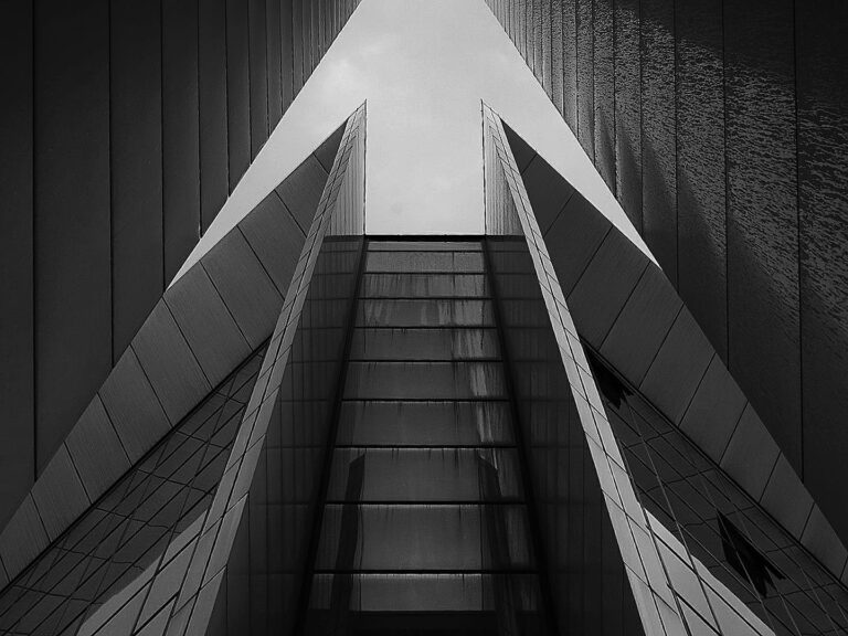Geometria solemnità: verticale lettura architettonica in bianco e nero