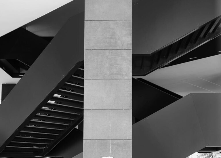 Geometrie spezzate: silenzio, linee e griglia di volumi in bianco e nero