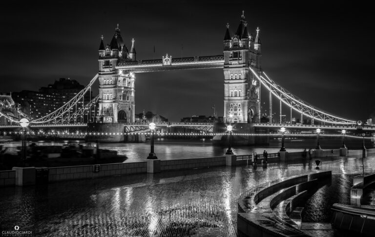 Tower Bridge in bianco e nero: monumentalità, simmetria e fluids di notte