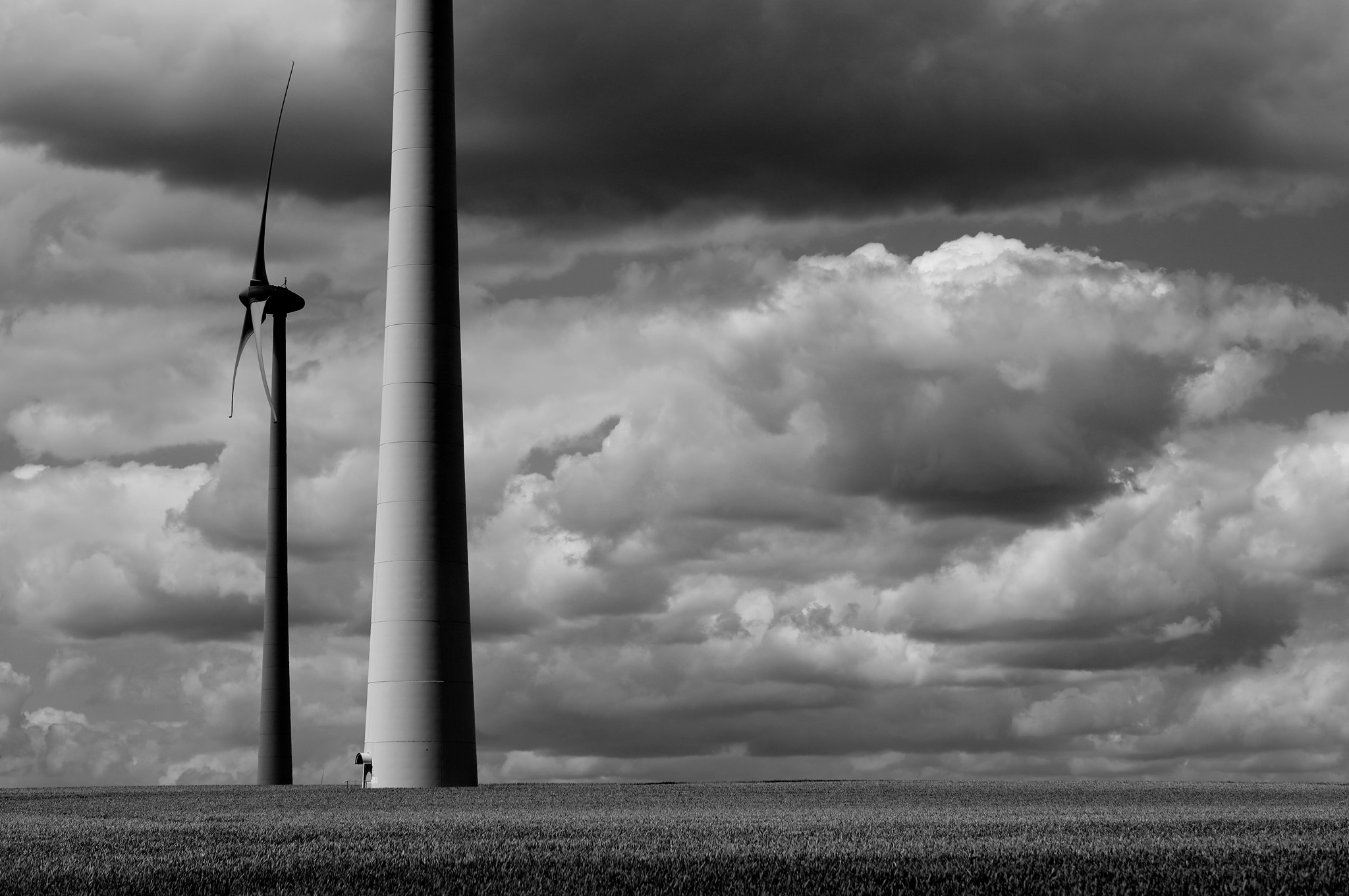 Due assi verticali contro la torre: bianco e nero e tensione atmosferica