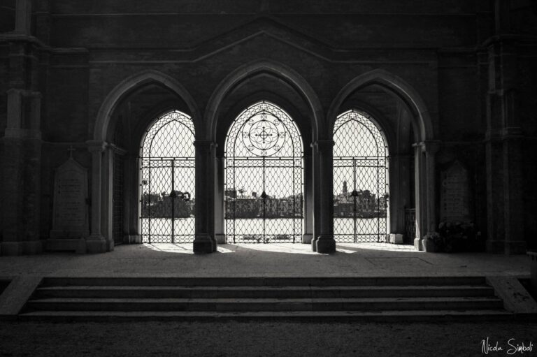 Architettura sospesa: luce e pietra in un portale centrale