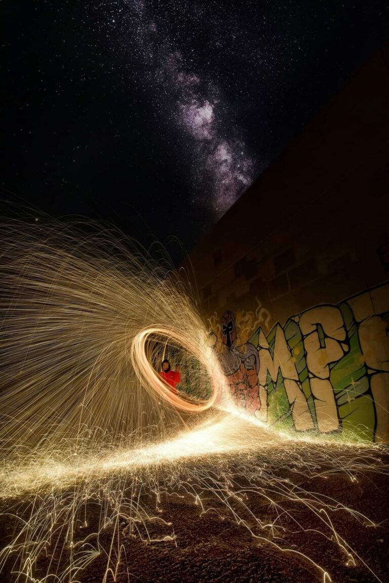 Movimento circolare e luci: equilibrio tra cielo stellato e arte urbana in una torcia