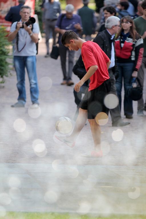 Palleggio multiplo: tensione, pubblico e ritmo urbano nel controllo del pallone