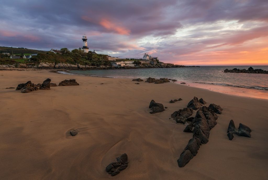 Crepuscolo dorato e linee diagonali: Stroove Beach verso il faro