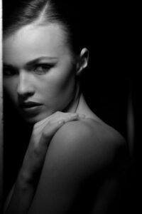 Luce come cuore del ritratto: introspezione, bianco e nero e contrasto delicato su Alina