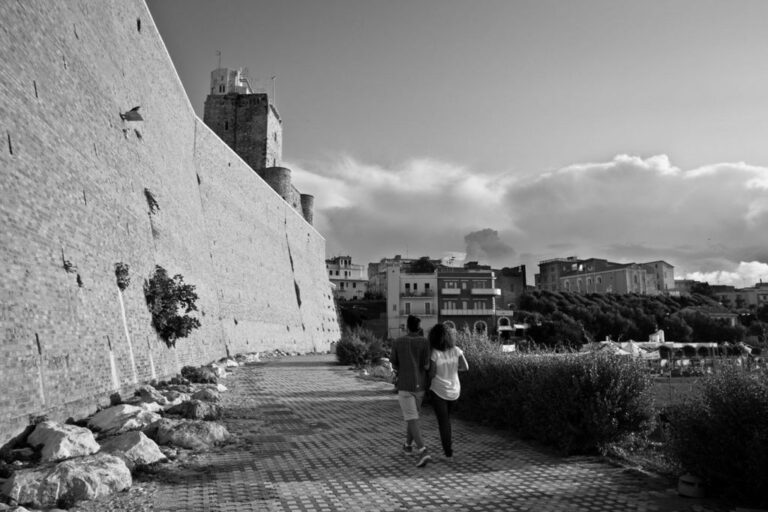 Sotto le mura: quotidianità sospesa tra pietra e presenza dei ragazzi