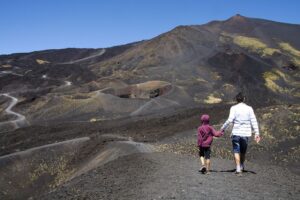 Etna: intimità familiare tra lava, rocce e cielo d’azzurro
