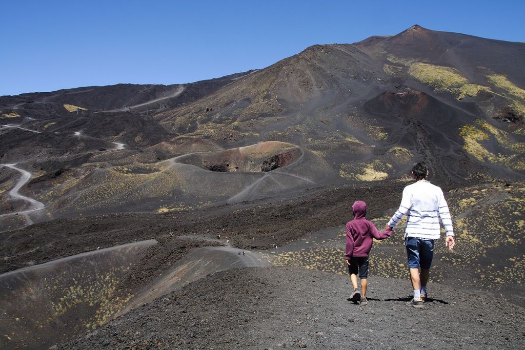 Etna: intimità familiare tra lava, rocce e cielo d’azzurro