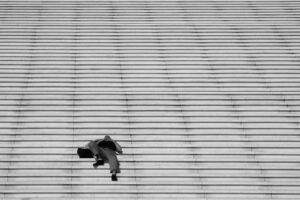 Solitudine ritmata: geometrie di scale, diagonali e luce diffusa sulla figura