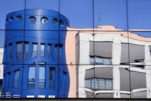 Riflessi urbani: frammenti di realtà che si trasformano in mosaico blu e chiaro