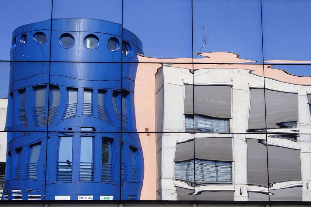 Riflessi urbani: frammenti di realtà che si trasformano in mosaico blu e chiaro
