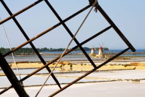 Linee diagonali, griglia e mulini: lettura contemplativa delle saline trasformate in astrazione