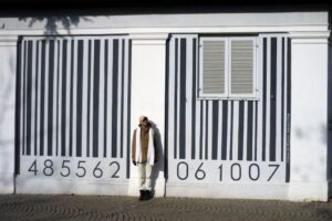 Codice a barre e presenza umana: una lettura di identità e sistema visivo