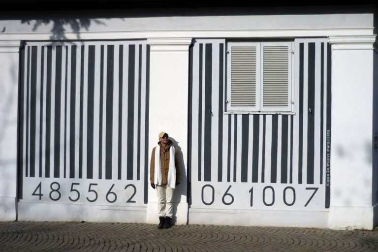 Codice a barre e presenza umana: una lettura di identità e sistema visivo