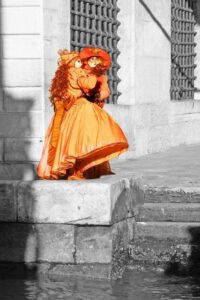 Arancione in contrasts: dialogo tra figura, pietra e riflessi urbani