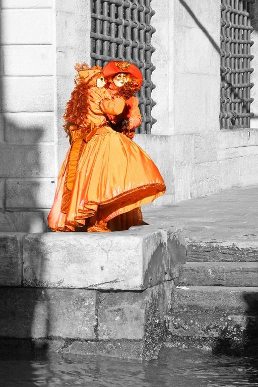 Arancione in contrasts: dialogo tra figura, pietra e riflessi urbani