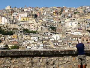 Ragusa tra densità strutturale e cielo azzurro: una contemplazione urbana