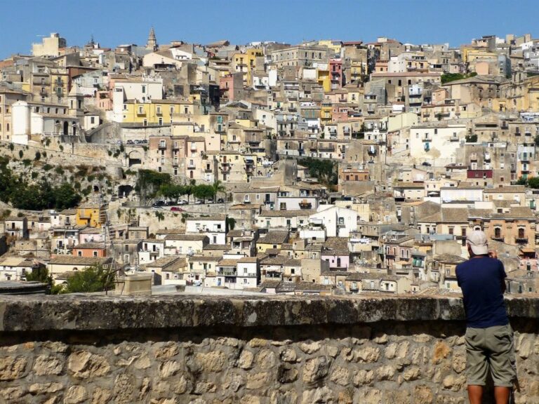 Ragusa tra densità strutturale e cielo azzurro: una contemplazione urbana