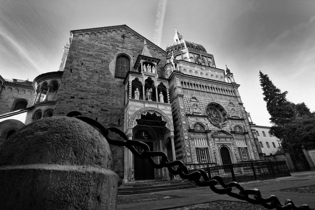 Duomo di Bergamo: monumentalità e noir tra pietra e luce in bianco e nero