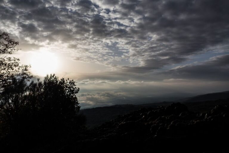 L’occhio tra cielo e terra: chiaroscuri dolci e texture rocciosa