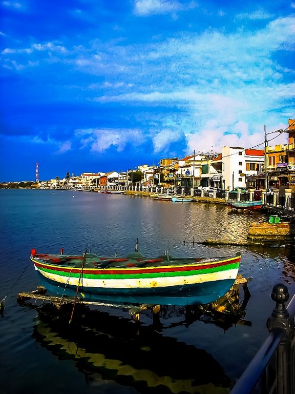 Colori mediterranei e dinamismo: una veduta siciliana tra mare e bocconi di luce