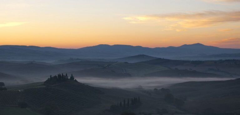 Alba nel Podere Toscano: profondità e calma tra cipressi e filari