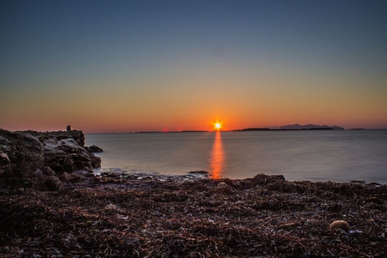 Calma cromatica e luce dorata: un tramonto che detta ritmo sulle rocce coastal si?