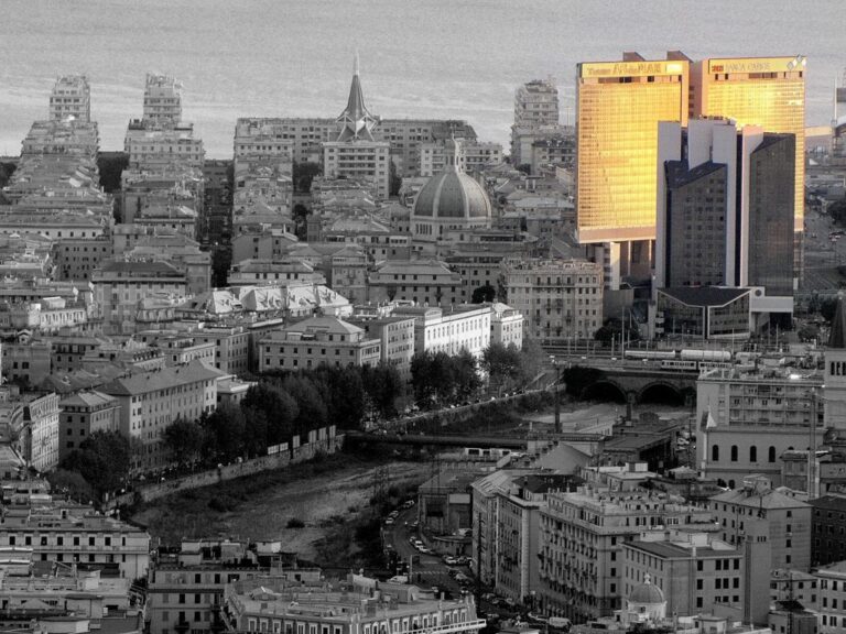 due epoche in dialogo: la cupola tra tetti storici e grattacieli dorati
