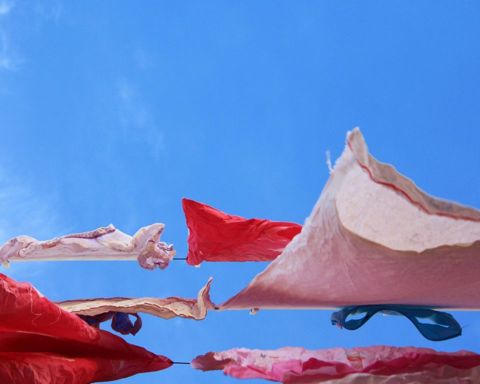 Vento e tessuti: colori saturi, movimento e profondità in una still life dinamica