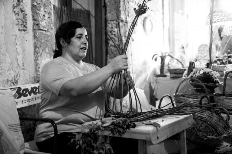 Il gesto misurato del lavoro domestico in bianco e nero, tra texture e ritualità
