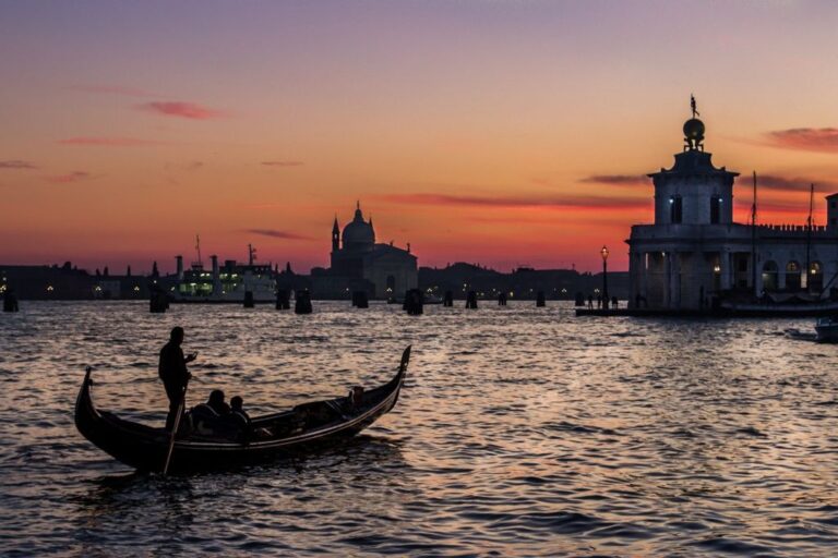 Crepuscolo caldo su gondola: siluette, riflessi e tensione narrativa