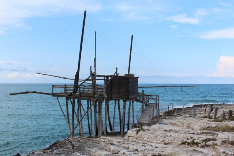Vacanza ’14: passerella di legno e orizzonte sospeso tra mare e cielo