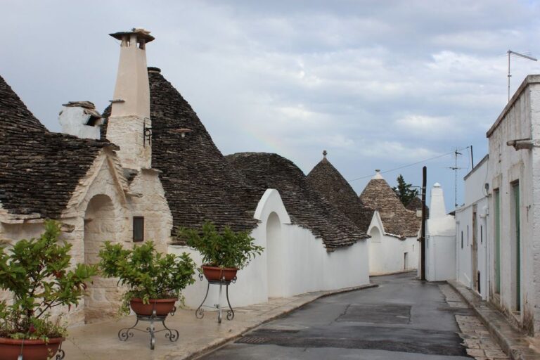 Alberobello: ritmo di tetti bianchi lungo una strada avvolta dalla calma