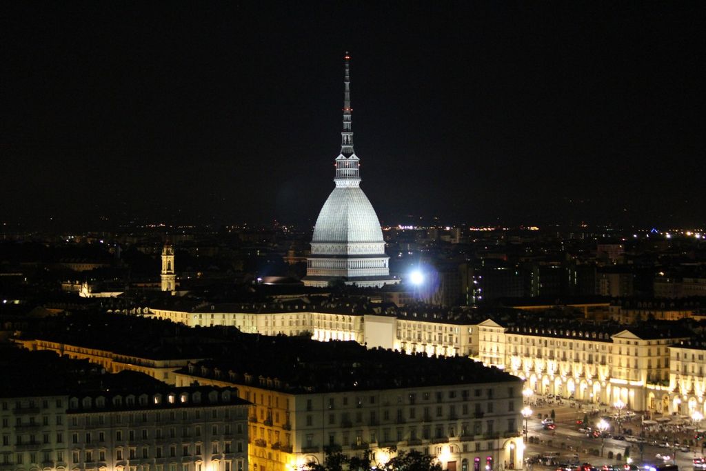 Notturna armonia urbana: cupola, luci e distanze che respirano insieme