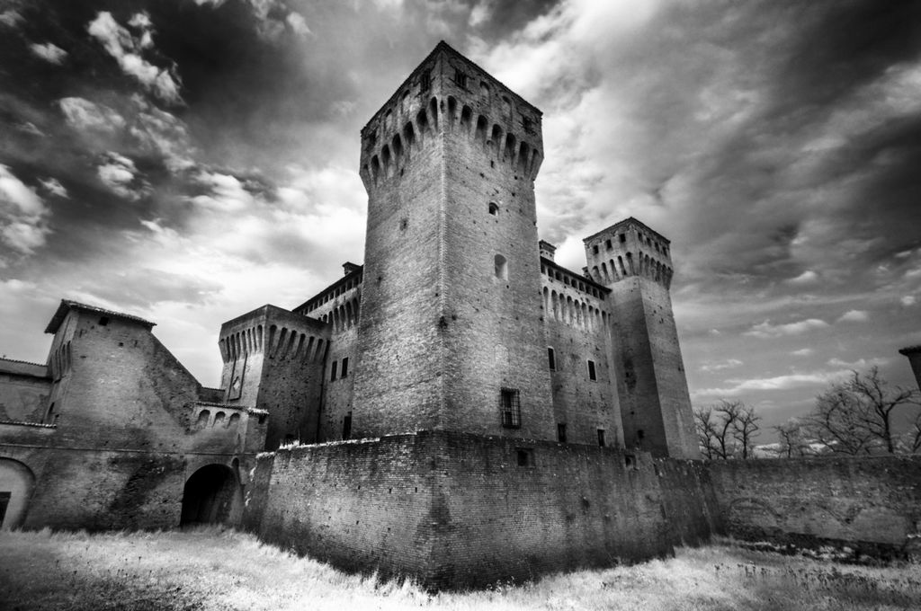 Rocca di Vignola in bianco e nero: solidità e dinamismo strutturale