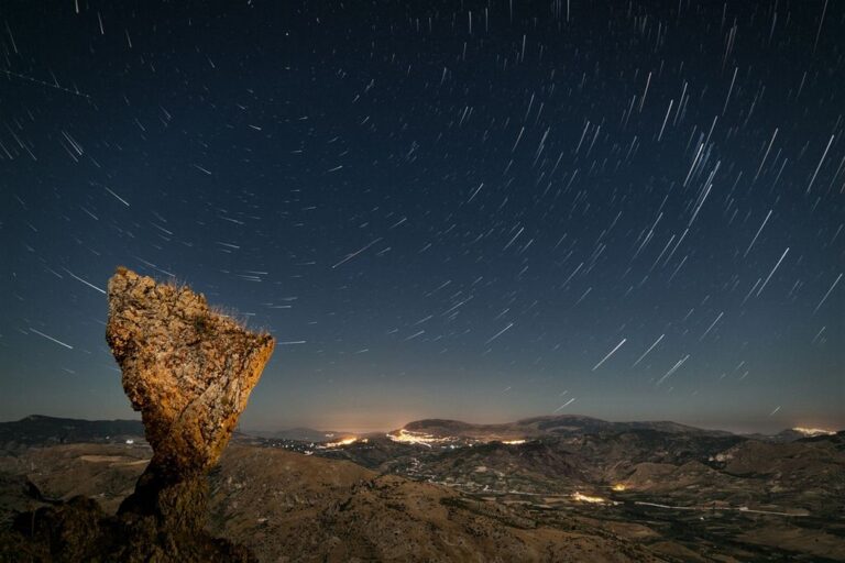 Ala dell’Angelo e stelle in tracce: silenzio e tempo sospeso sopra la roccia
