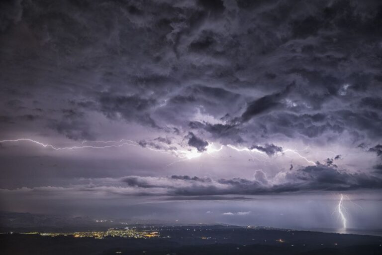 Tempesta mediterranea: diagonale di fulmini e quieto orizzonte urbano di Giuseppe Parinisi