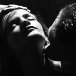 Katiuscia vince “Titoli di canzoni”: analisi tecnica e lettura narrativa dell’immagine in B/N
