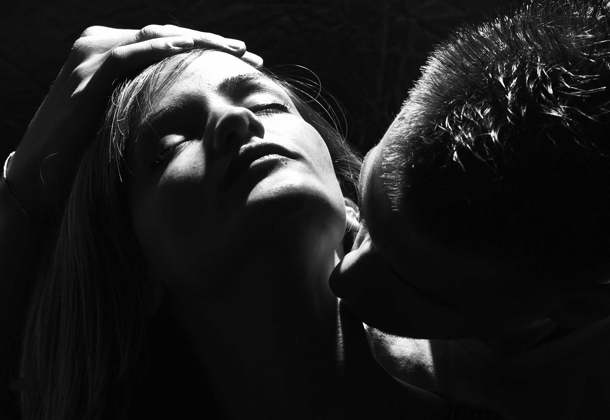 Katiuscia vince “Titoli di canzoni”: analisi tecnica e lettura narrativa dell’immagine in B/N