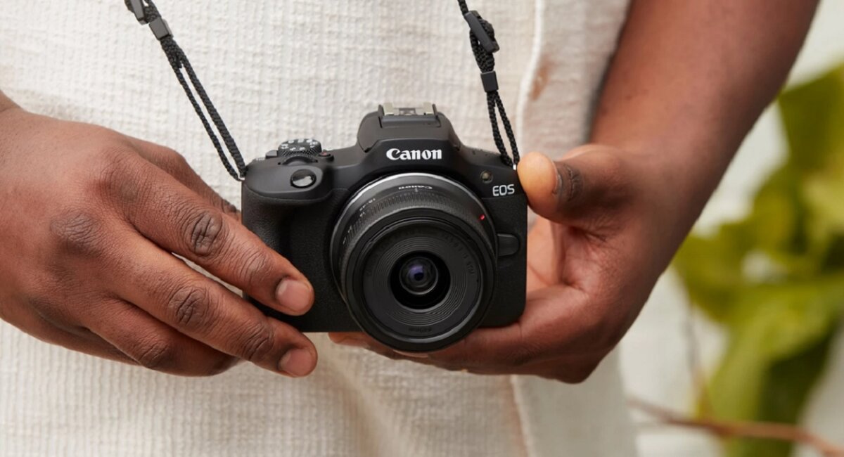 Annunciata Canon EOS R100: la nuova mirrorless entry-level, un nuovo obiettivo compatto e un cavo per accessori