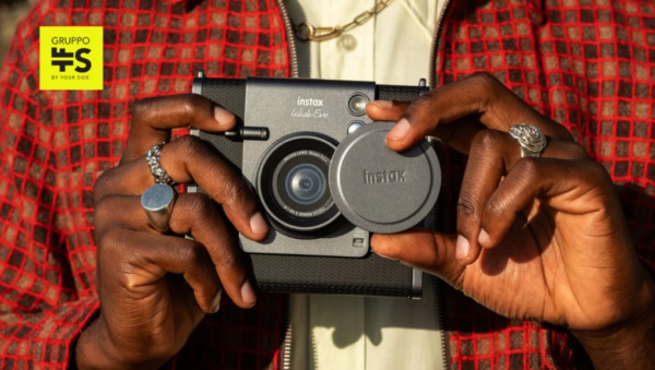 Presentata instax WIDE Evo: la fotocamera ibrida che rivoluziona la fotografia istantanea