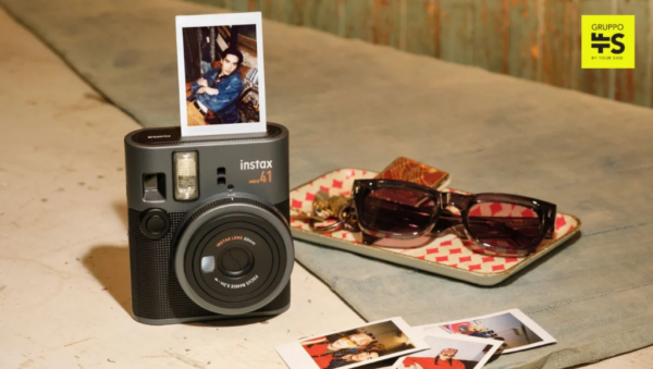 FUJIFILM annuncia il lancio della nuova instax mini 41, una fotocamera che coniuga estetica raffinata, funzionalità intelligenti e la semplicità d’uso che ha reso celebre la gamma instax