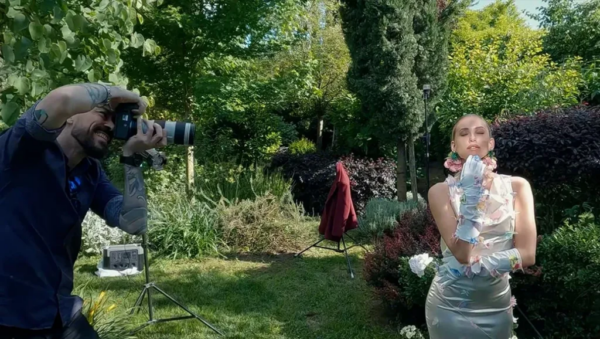 Luce mista in esterna: Come combinare sole, LED e flash in location